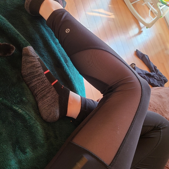 Looking for these lulu lemon mesh siding pants - Picture 4 of 4